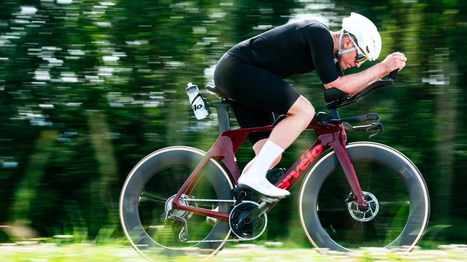 Triathlet in aerodynamischer Sitzposition auf einem Zeitfahrrad nach individuellem Bikefitting