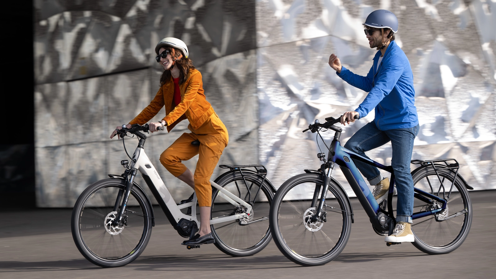 Frau und Mann fahren mit E-Bikes und zeigen den Fahrspaß nach dem Fahrradkauf bei Zweirad Würdinger