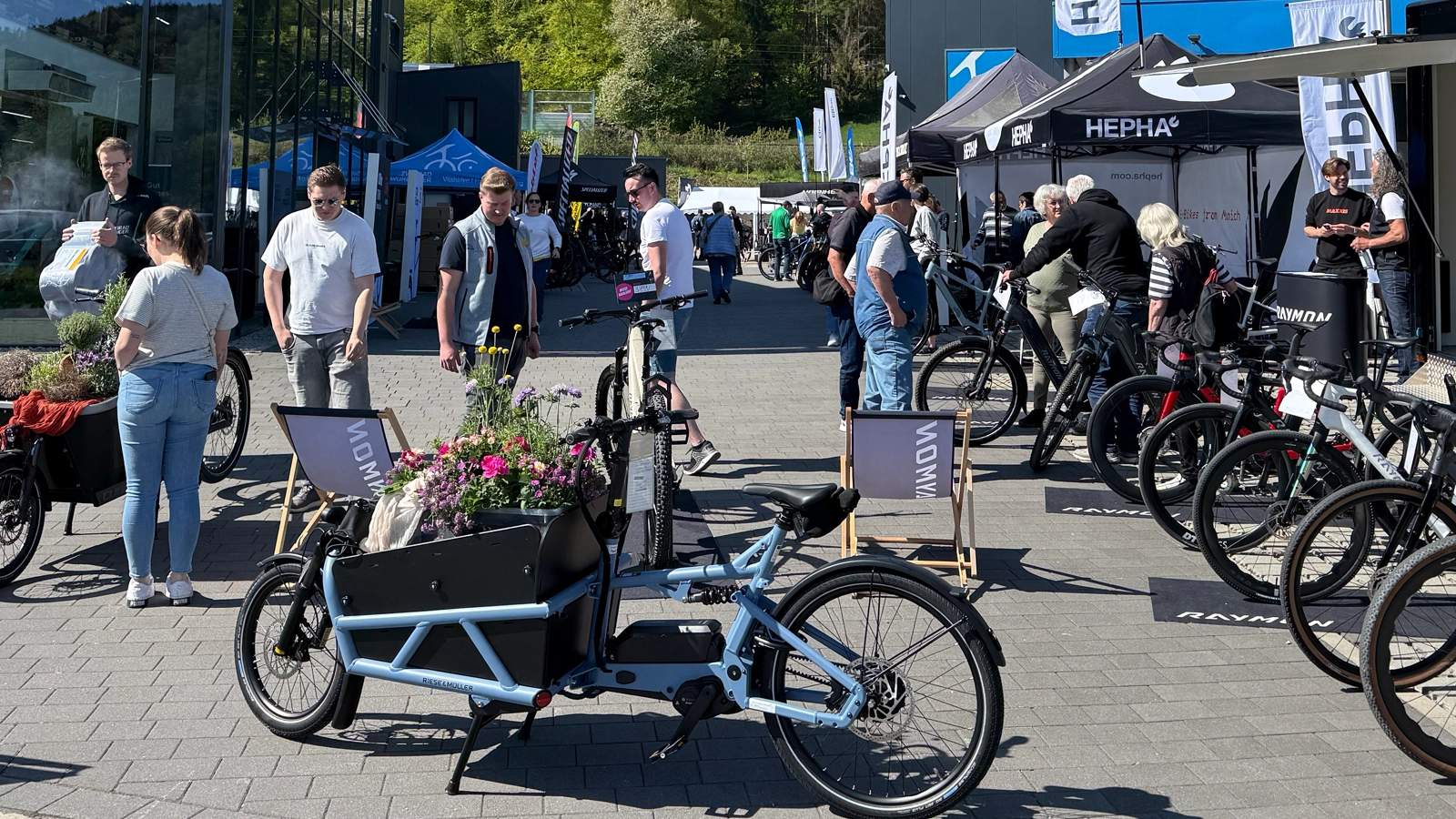 Besucher und Aussteller bei der E-Bike Messe von Zweirad W&uuml;rdinger in Vilshofen