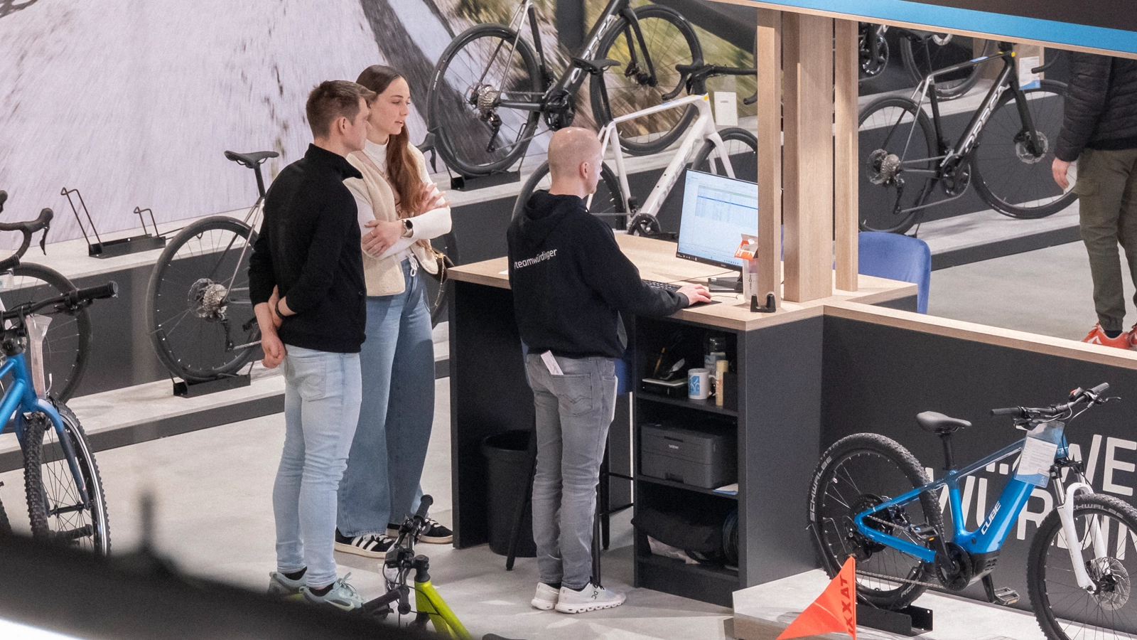 Kunden bei der persönlichen Beratung zur Fahrrad- und E-Bike-Finanzierung in einer Filiale von Zweirad Würdinger
