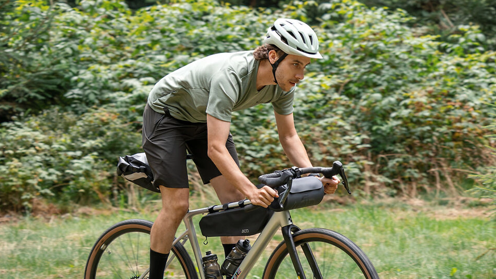 Gravelbike beim Bikepacking mit Rahmen- und Lenkertaschen